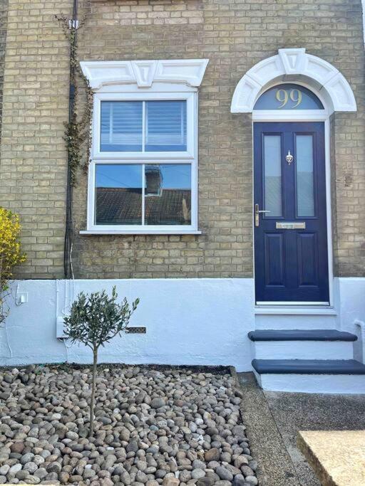 Family Friendly House In Norwich With Parking Villa Exterior photo